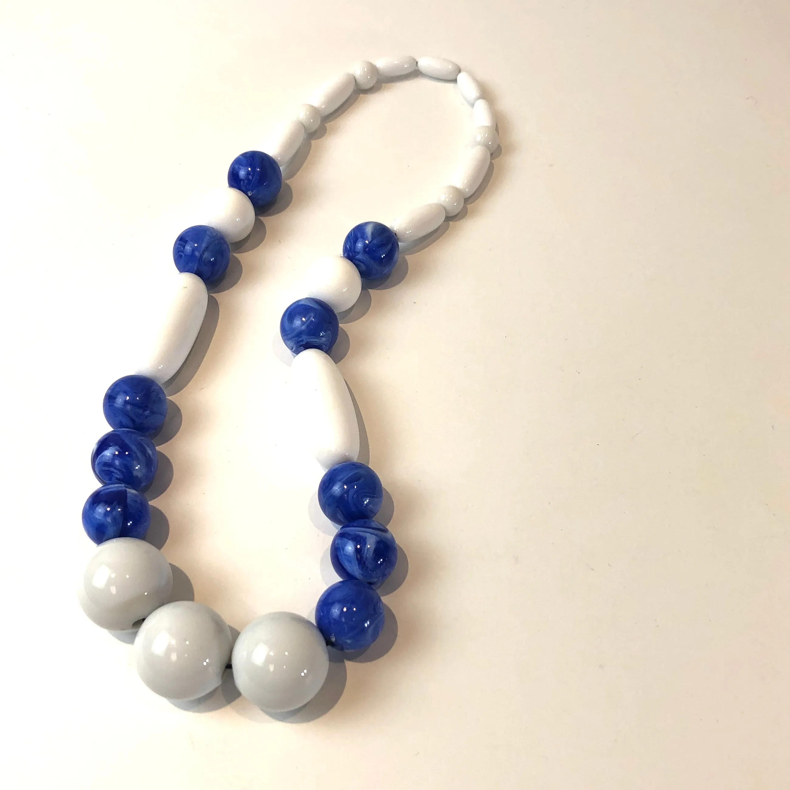 Deep Periwinkle Blue & White Lucite Stretch Bauble Necklace - Midi